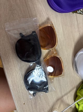 Gafas de sol negras y naranjas