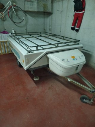 Remolque convertible para camping.