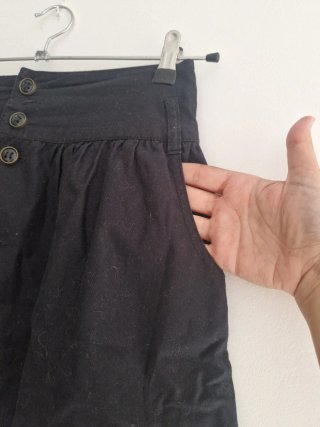 Falda Stradivarius negra botones