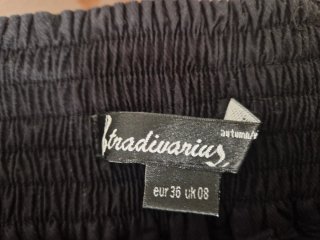 Falda Stradivarius negra botones