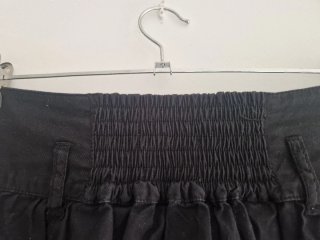 Falda Stradivarius negra botones