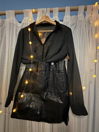 Lote XS: Falda efecto piel Bershka y camisa