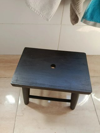 Taburete de madera negro