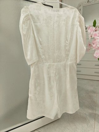 Mono blanco con botones