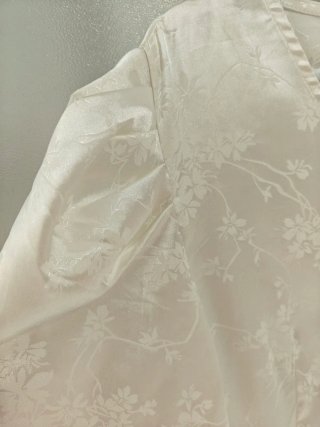 Mono blanco con botones