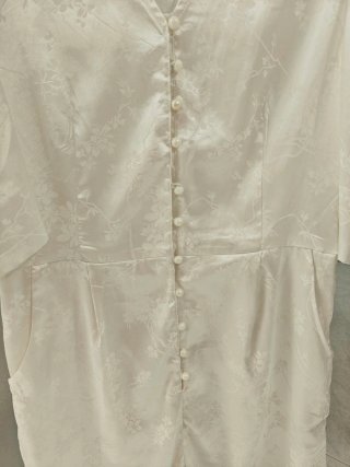 Mono blanco con botones