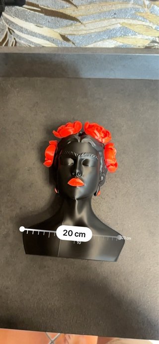 Statua Frida Kahlo nera con fiori rossi