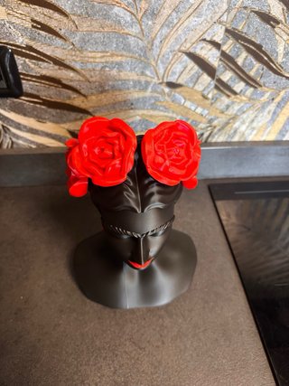 Statua Frida Kahlo nera con fiori rossi