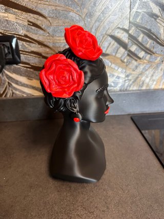 Statua Frida Kahlo nera con fiori rossi
