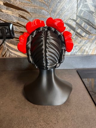 Statua Frida Kahlo nera con fiori rossi