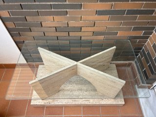 Mesa baja de cristal y travertino