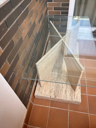 Mesa baja de cristal y travertino