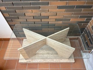 Mesa baja de cristal y travertino