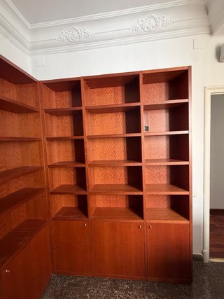 Librería rinconera grande de madera
