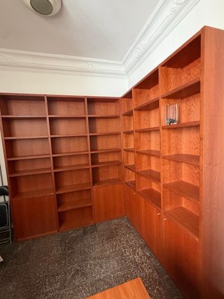 Librería rinconera grande de madera