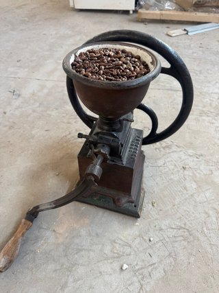 Molinillo de café antiguo de hierro fundido