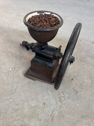 Molinillo de café antiguo de hierro fundido