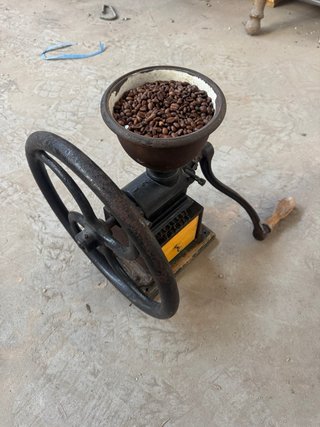 Molinillo de café antiguo de hierro fundido