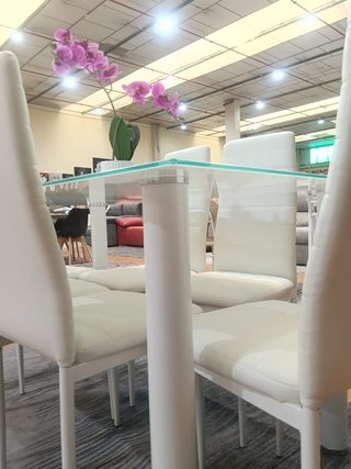 Mesa cristal y 6 sillas blancas