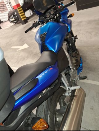Kawasaki Z750s Azul y Plata