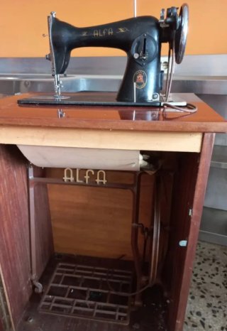 Máquina de coser Alfa antigua