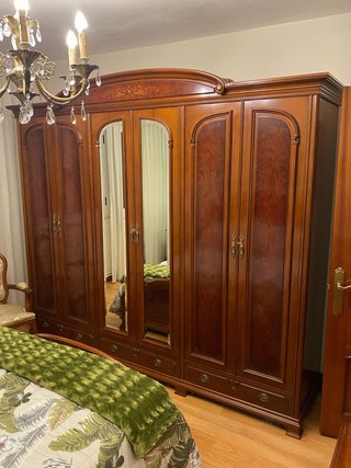Armario de madera con puertas de cristal