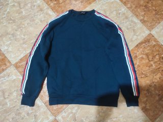 Jersey azul marino con rayas laterales