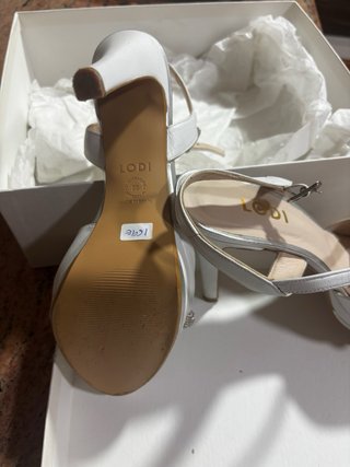 Zapatos de novia LODI plateados y blancos