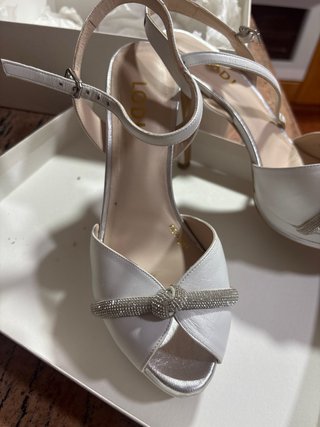 Zapatos de novia LODI plateados y blancos