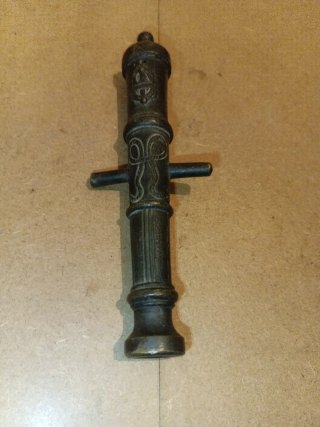 Antiguo cañón decorativo