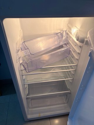 Campana extractora blanca y frigorífico 2 puertas