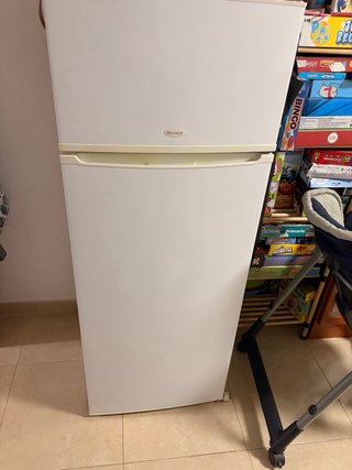 Campana extractora blanca y frigorífico 2 puertas