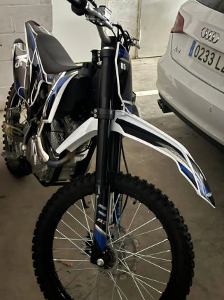 Moto de Cross 250 K5 Negra y Azul