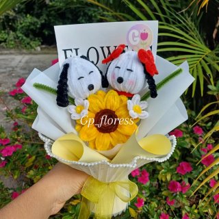 Flores eternas amarillas de limpiapipas