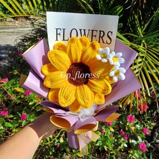 Flores eternas amarillas de limpiapipas