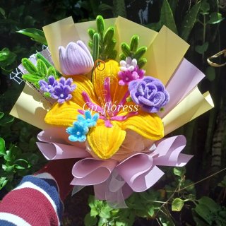Flores eternas amarillas de limpiapipas