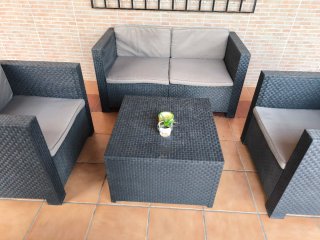 Conjunto de tres asientos y mesa para jardín.
