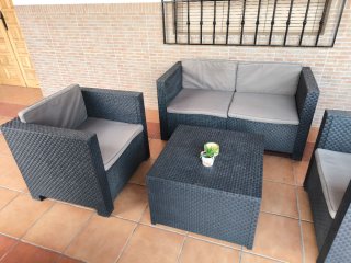 Conjunto de tres asientos y mesa para jardín.