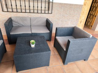 Conjunto de tres asientos y mesa para jardín.