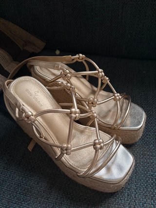 Sandalias doradas plataforma esparto nuevas