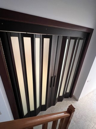 Puerta plegable madera y cristal
