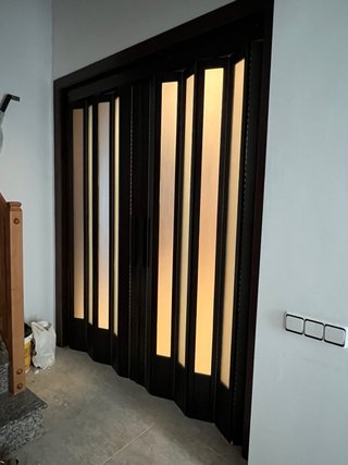 Puerta plegable madera y cristal
