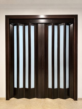 Puerta plegable madera y cristal