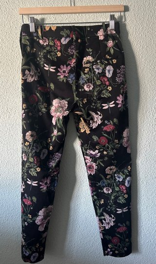 Pantalón pitillo estampado floral