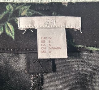 Pantalón pitillo estampado floral