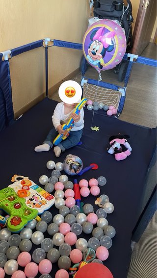 Parque para bebés azul con pelotas