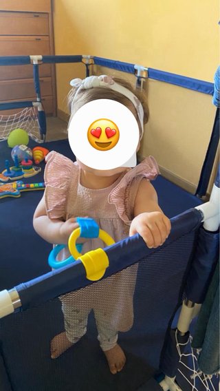 Parque para bebés azul con pelotas
