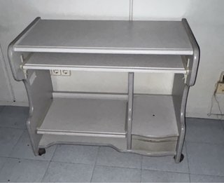 Mesa escritorio con ruedas gris