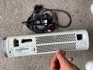 Xbox 360 con pegatinas Putoline y Monster