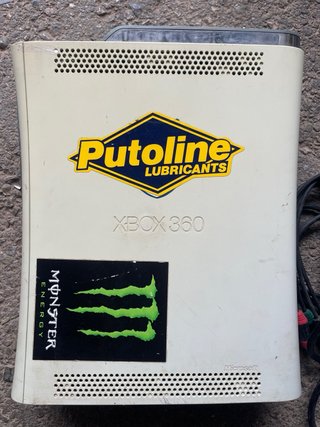 Xbox 360 con pegatinas Putoline y Monster